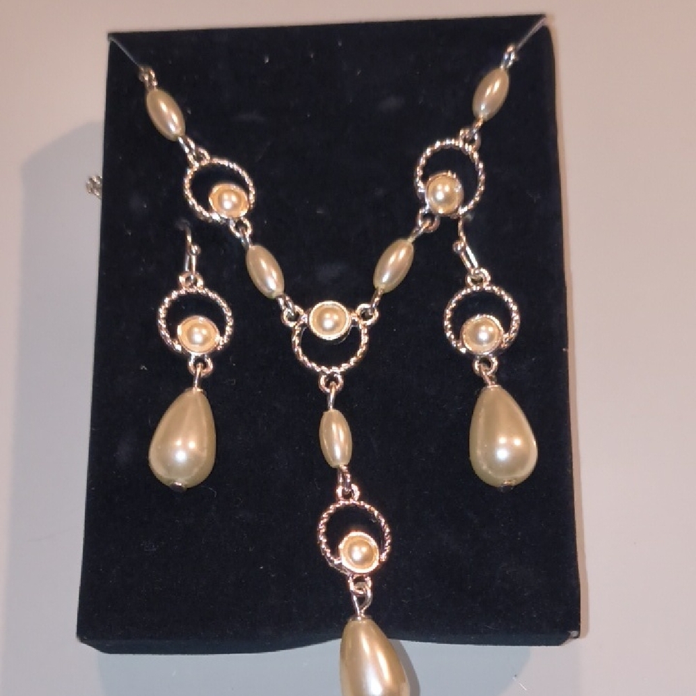 Avon Cream Pearl and Silver Necklace